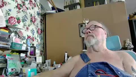 Snapshot of fatfreddythecat chatting on December 26, 5:47 am Fred. online show from December 26, 5:47 am