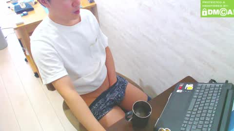 Snapshot of flowerbox chatting on January 19, 1:43 am flowerbox online show from January 19, 1:43 am