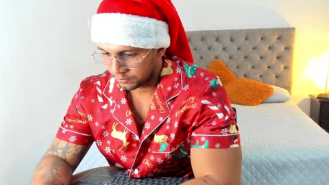 Snapshot of frankmyles01 chatting on December 24, 6:00 am frank online show from December 24, 6:00 am