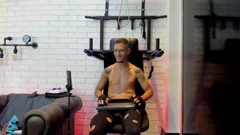 Snapshot of gabrieldraven chatting on October 19, 12:37 am gabrieldraven online show from October 19, 12:37 am