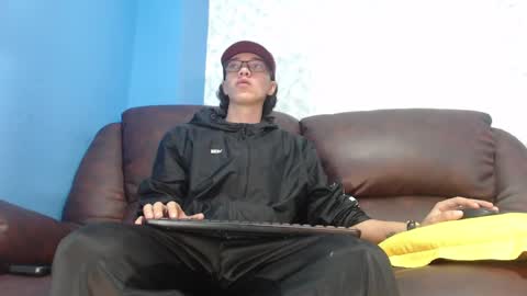 Snapshot of gadiel_sex chatting on February 17, 12:27 pm gadiel_sex online show from February 17, 12:27 pm