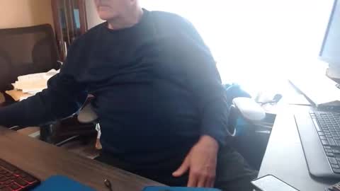handsome_guy4u online show from April 22, 7:51 pm