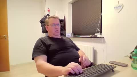 Snapshot of henrikrp1971 chatting on December 28, 5:46 pm henrikrp1971 online show from December 28, 5:46 pm