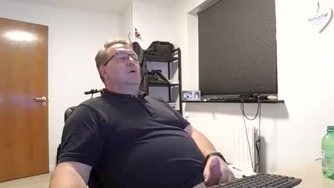 Snapshot of henrikrp1971 chatting on October 3, 10:04 pm henrikrp1971 online show from October 3, 10:04 pm