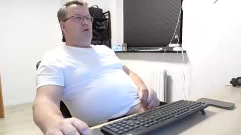 Snapshot of henrikrp1971 chatting on January 7, 6:56 pm henrikrp1971 online show from January 7, 6:56 pm