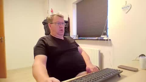 Snapshot of henrikrp1971 chatting on December 29, 8:55 am henrikrp1971 online show from December 29, 8:55 am