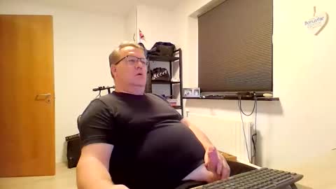 Snapshot of henrikrp1971 chatting on October 18, 8:03 pm henrikrp1971 online show from October 18, 8:03 pm