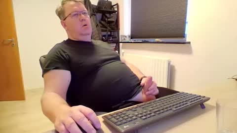 Snapshot of henrikrp1971 chatting on February 1, 3:07 pm henrikrp1971 online show from February 1, 3:07 pm