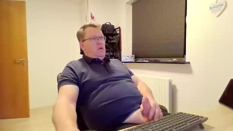Snapshot of henrikrp1971 chatting on February 8, 5:29 pm henrikrp1971 online show from February 8, 5:29 pm