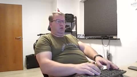 Snapshot of henrikrp1971 chatting on October 17, 5:50 pm henrikrp1971 online show from October 17, 5:50 pm