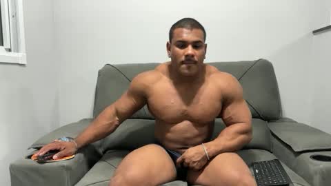 Snapshot of henrimusclee chatting on February 24, 10:47 pm Henri online show from February 24, 10:47 pm