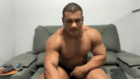 Snapshot of henrimusclee chatting on February 23, 9:58 pm Henri online show from February 23, 9:58 pm