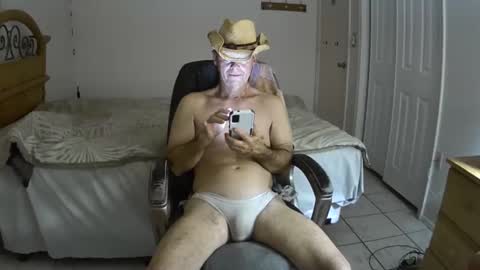 Snapshot of hewes1 chatting on February 14, 9:13 am hewes1 online show from February 14, 9:13 am
