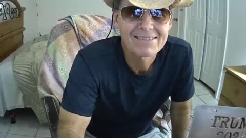 Snapshot of hewes1 chatting on January 20, 7:46 pm hewes1 online show from January 20, 7:46 pm