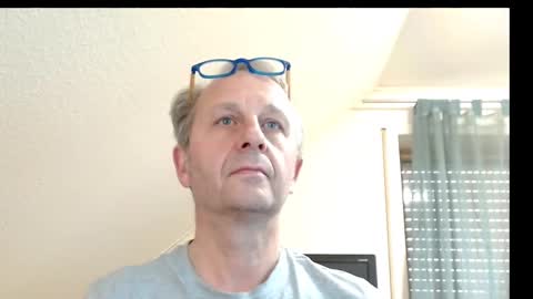 Snapshot of hondowill chatting on December 6, 7:32 am Bernd online show from December 6, 7:32 am