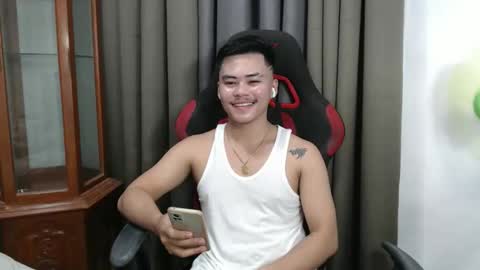 Snapshot of hot_emmanuel chatting on October 17, 10:30 am emman online show from October 17, 10:30 am