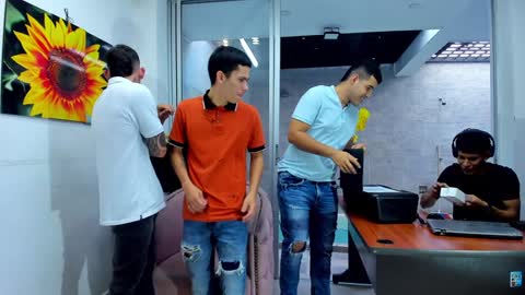 Vanesa Oliver and Andrew online show from December 10, 3:55 pm