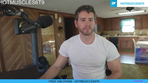 Snapshot of hotmuscles6t9 chatting on February 3, 9:50 pm hotmuscles6t9 online show from February 3, 9:50 pm