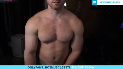 Snapshot of hotmuscles6t9 chatting on October 10, 2:27 am hotmuscles6t9 online show from October 10, 2:27 am