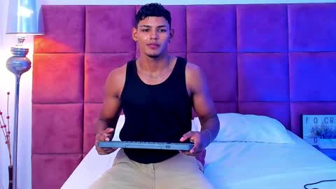 Snapshot of hugo_cano chatting on September 13, 8:43 pm Hugo Cano online show from September 13, 8:43 pm