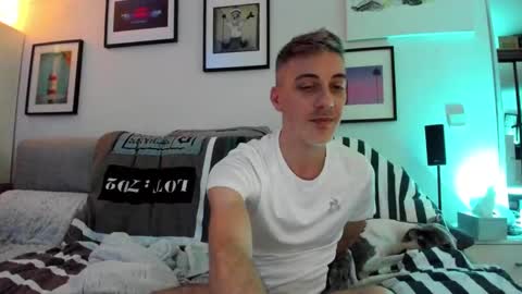 Snapshot of hugolandcam chatting on December 9, 9:33 pm Hugo online show from December 9, 9:33 pm