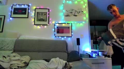 Snapshot of hugolandcam chatting on December 15, 5:10 pm Hugo online show from December 15, 5:10 pm