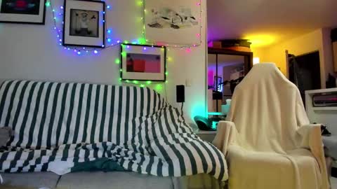 Snapshot of hugolandcam chatting on December 18, 9:08 pm Hugo online show from December 18, 9:08 pm