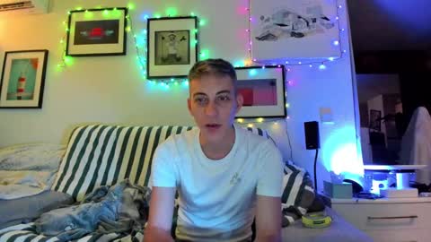 Snapshot of hugolandcam chatting on December 17, 5:47 pm Hugo online show from December 17, 5:47 pm