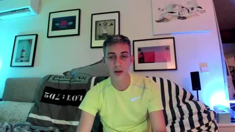 Snapshot of hugolandcam chatting on December 4, 9:02 pm Hugo online show from December 4, 9:02 pm