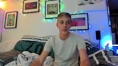 Snapshot of hugolandcam chatting on December 29, 9:09 pm Hugo online show from December 29, 9:09 pm