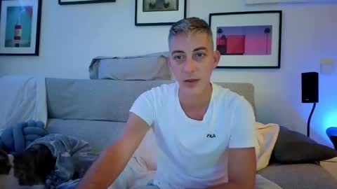 Snapshot of hugolandcam chatting on September 28, 3:32 pm Hugo online show from September 28, 3:32 pm
