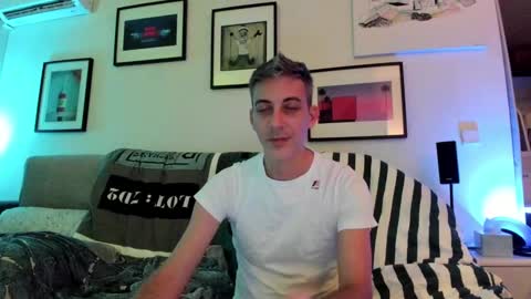 Snapshot of hugolandcam chatting on December 3, 9:23 pm Hugo online show from December 3, 9:23 pm