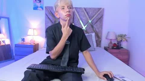 Son Hyunjin online show from February 6, 11:56 pm