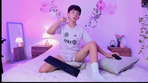 Son Hyunjin online show from April 6, 2:40 pm