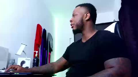 Snapshot of iam_hotbbc chatting on September 20, 1:05 am Mr H Independent model online show from September 20, 1:05 am