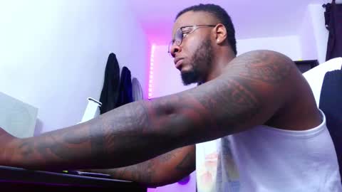 Snapshot of iam_hotbbc chatting on September 11, 1:59 am Mr H Independent model online show from September 11, 1:59 am