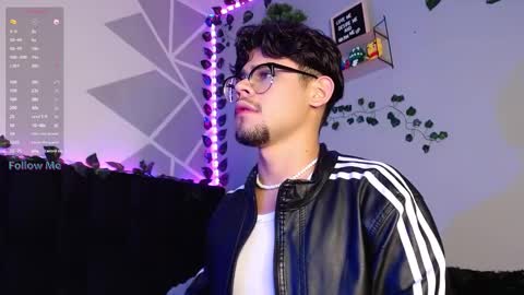Snapshot of isaac_saenz chatting on December 2, 10:43 pm Isaac Saenz. online show from December 2, 10:43 pm