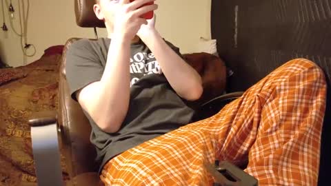 Snapshot of isaac_sheffield chatting on January 13, 4:18 am isaac online show from January 13, 4:18 am