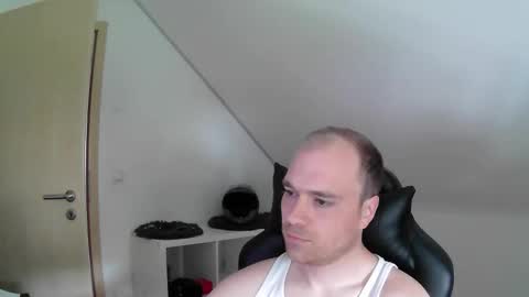 here4y online show from April 19, 10:04 am