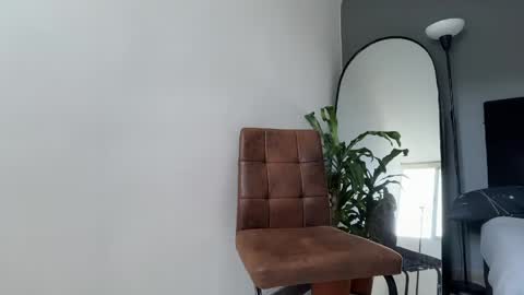 INDEPENDENT MODEL online show from April 18, 7:07 pm