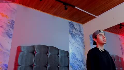 james_adamss_ online show from April 17, 12:41 pm