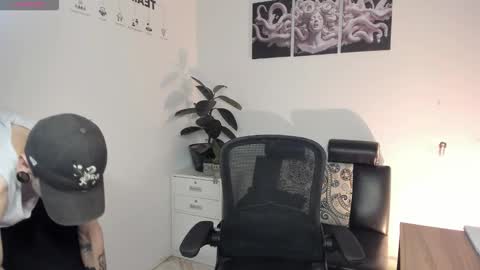 james_adamss_ online show from December 19, 1:08 pm