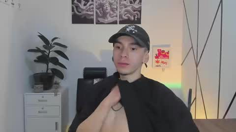 james_adamss_ online show from November 18, 12:42 pm