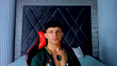 Snapshot of jamesgolden_ chatting on March 10, 9:34 am jamesgolden_ online show from March 10, 9:34 am