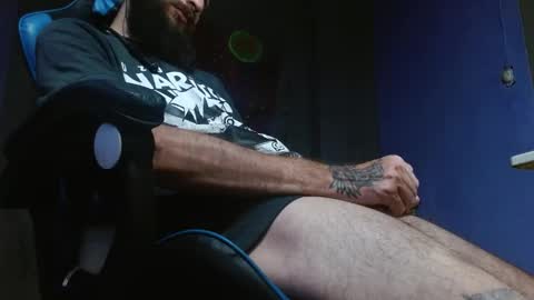 Snapshot of jammes_owen chatting on December 18, 12:10 am Jammes. online show from December 18, 12:10 am