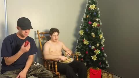 Snapshot of jaycex_69 chatting on December 23, 7:28 am THE HOUSE online show from December 23, 7:28 am