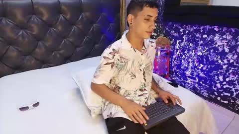 jhoanleandro online show from February 19, 4:34 am