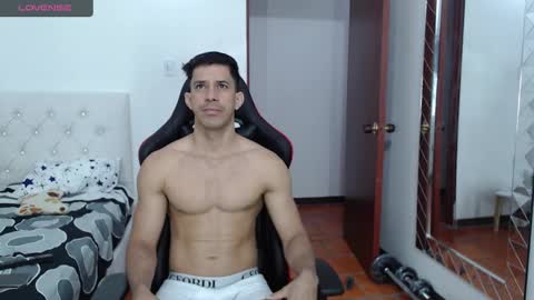 Snapshot of jose_rumbero91 chatting on February 10, 11:57 am jose_rumbero91 online show from February 10, 11:57 am