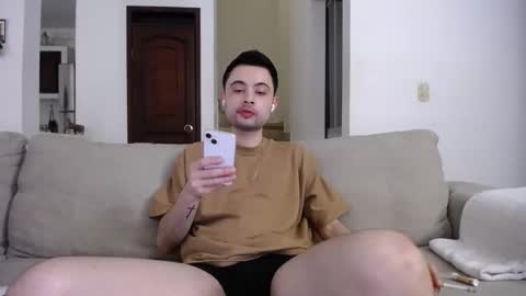 Snapshot of josezaens_ chatting on September 10, 9:52 am josezaens_ online show from September 10, 9:52 am
