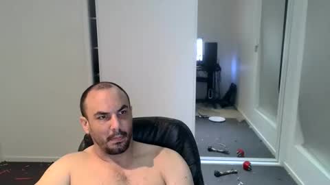 josh_aus333 online show from October 10, 1:05 pm